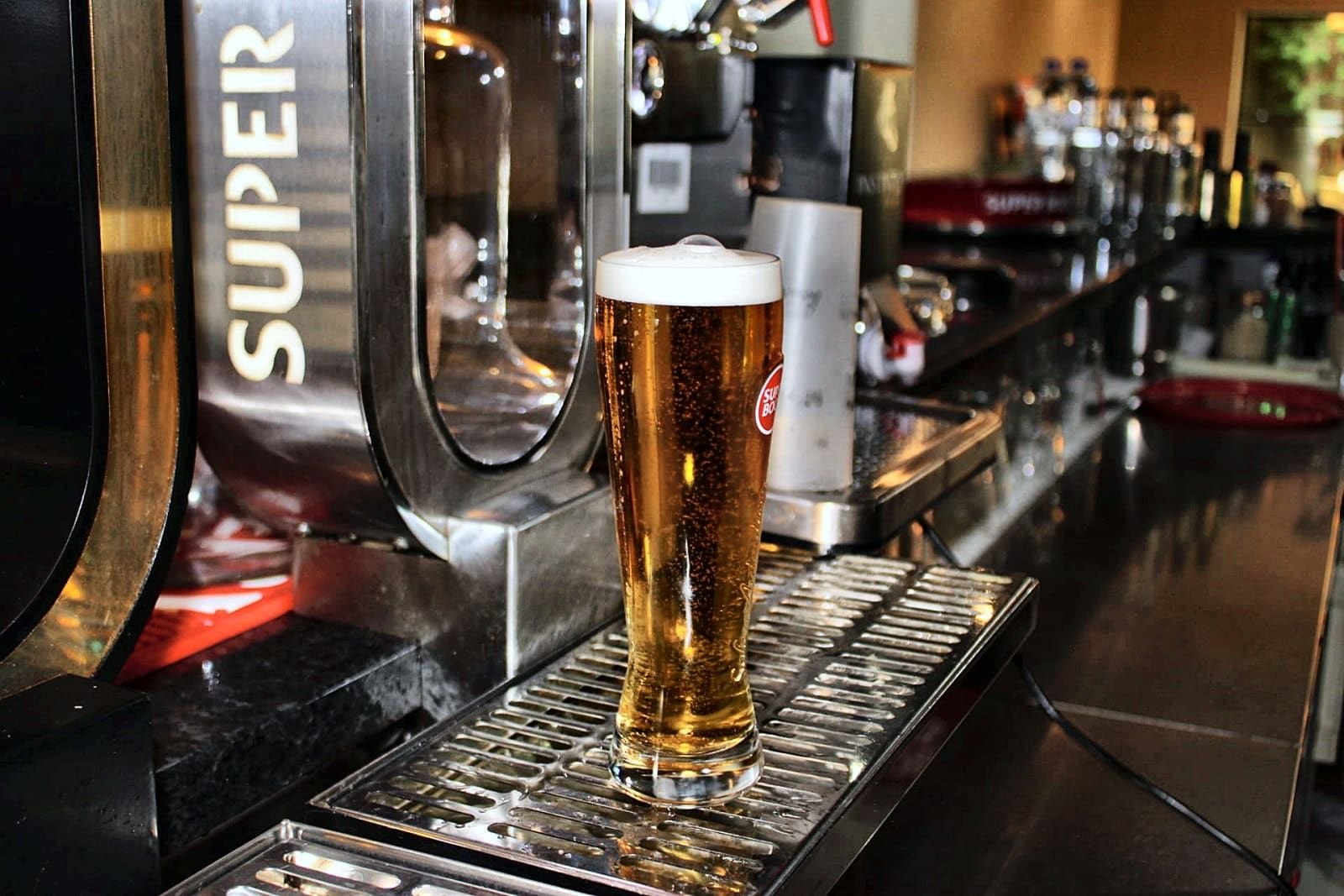Cerveja fresca no bar do Natura Caffé em Lousada