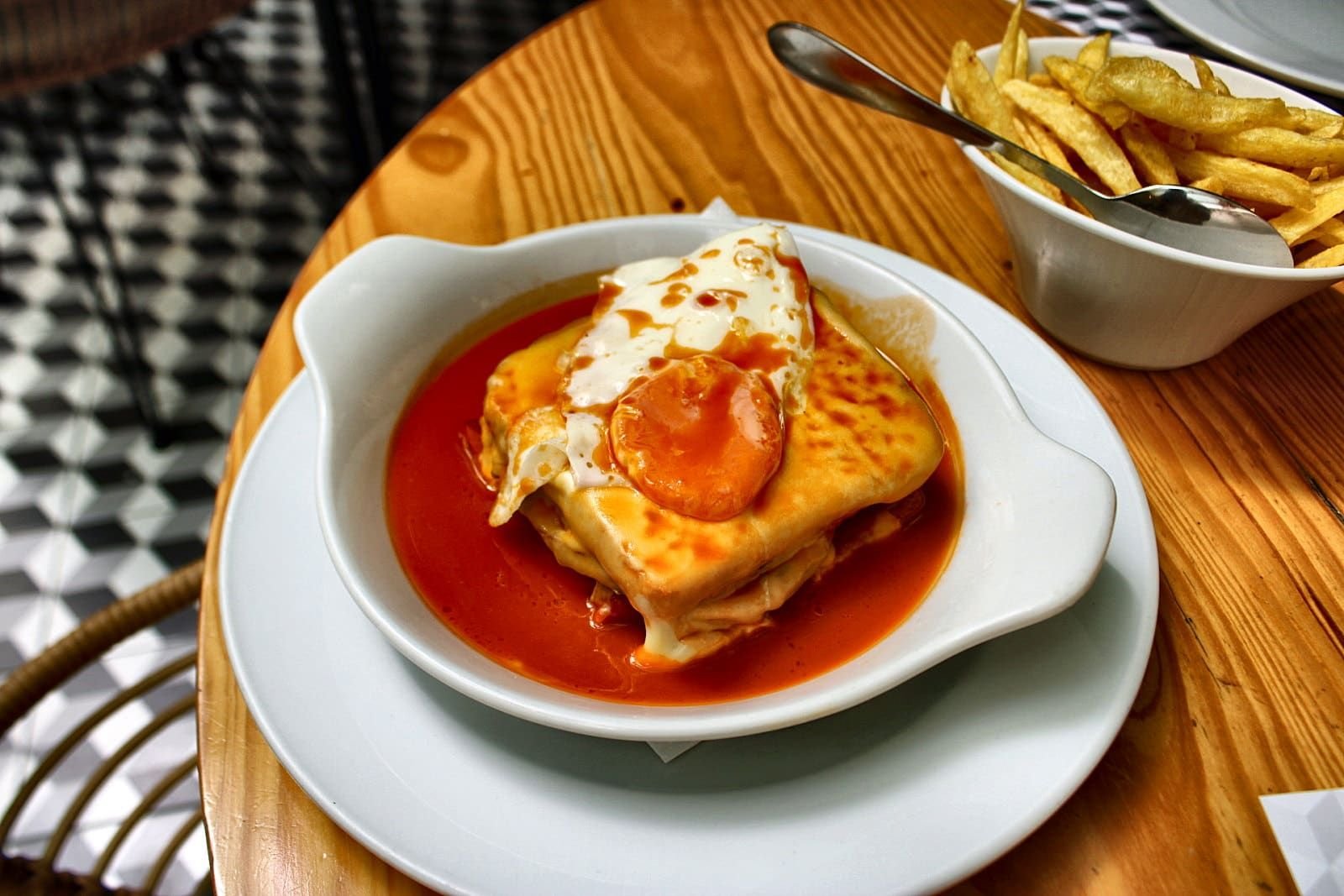 Francesinha com ovo e batata frita no Natura Caffé em Lousada