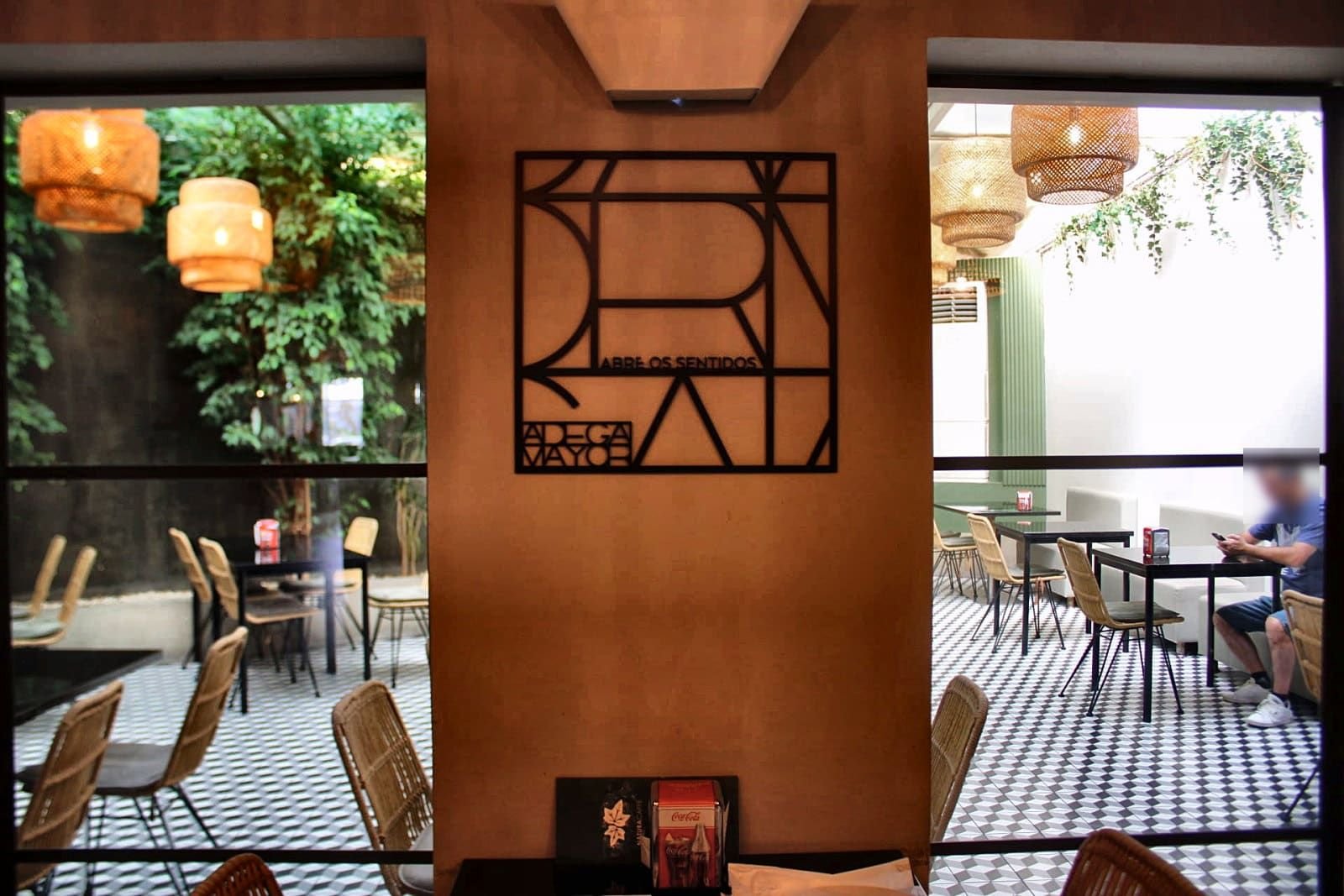Ambiente interior do Natura Caffé em Lousada