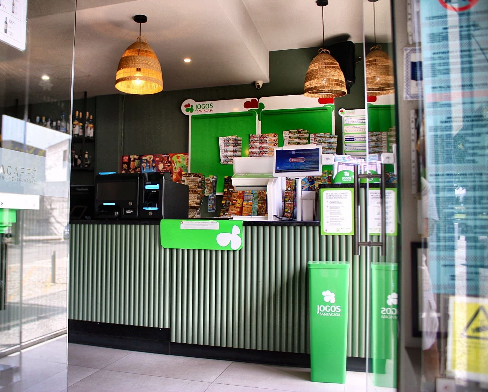 Balcão de atendimento do Natura Caffé em Lousada