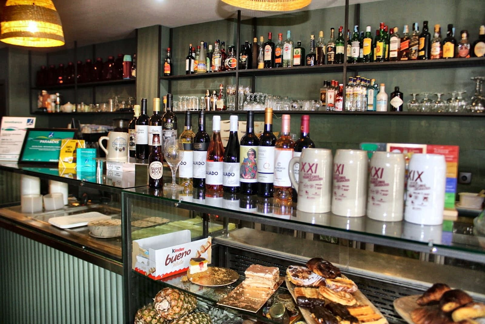 Balcão com vinhos e pastelaria do Natura Caffé em Lousada