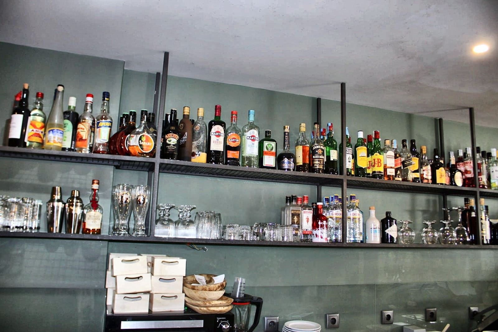 Garrafeira e bar de cocktails do Natura Caffé em Lousada