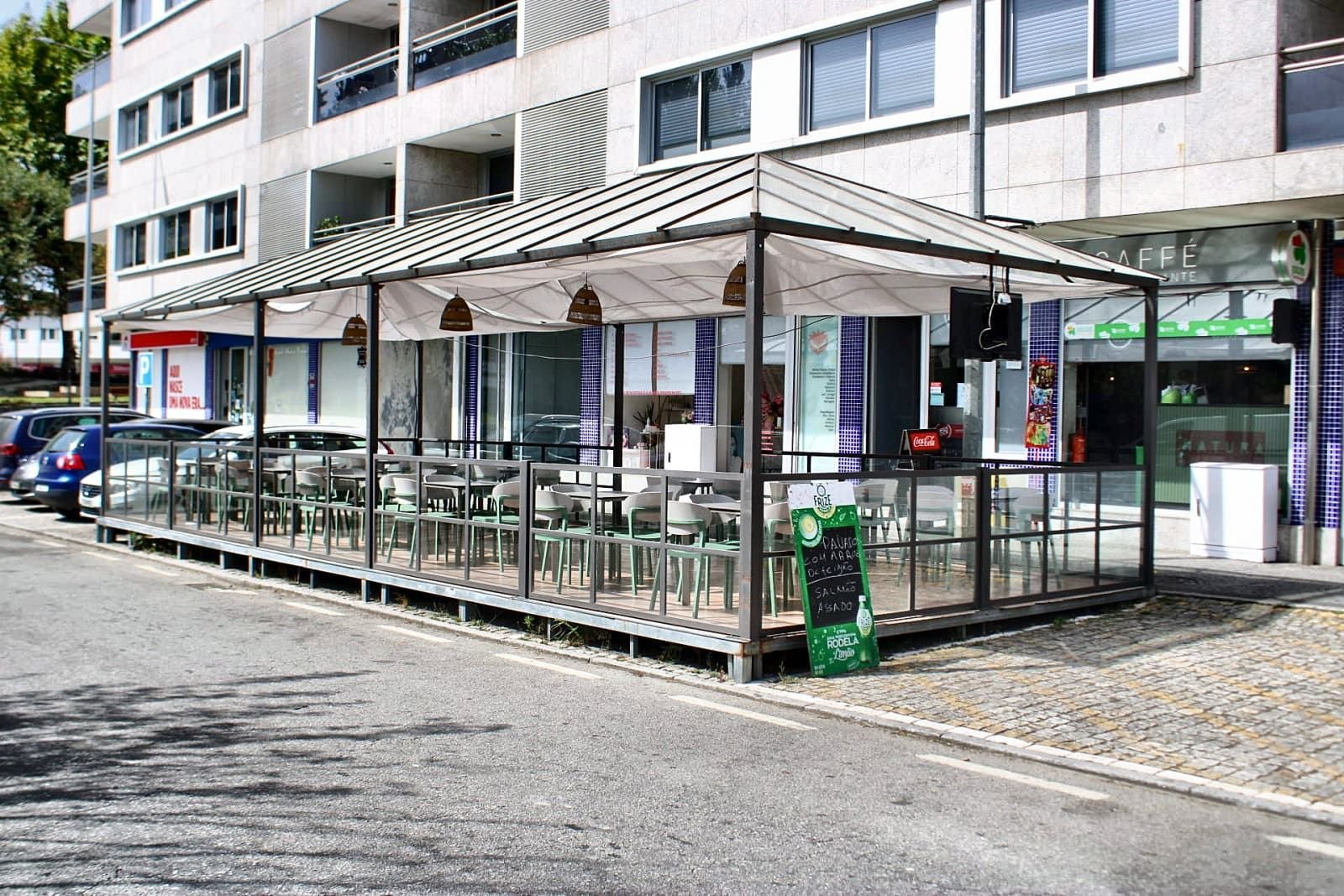 Esplanada coberta do Natura Caffé em Lousada com vista para o jardim