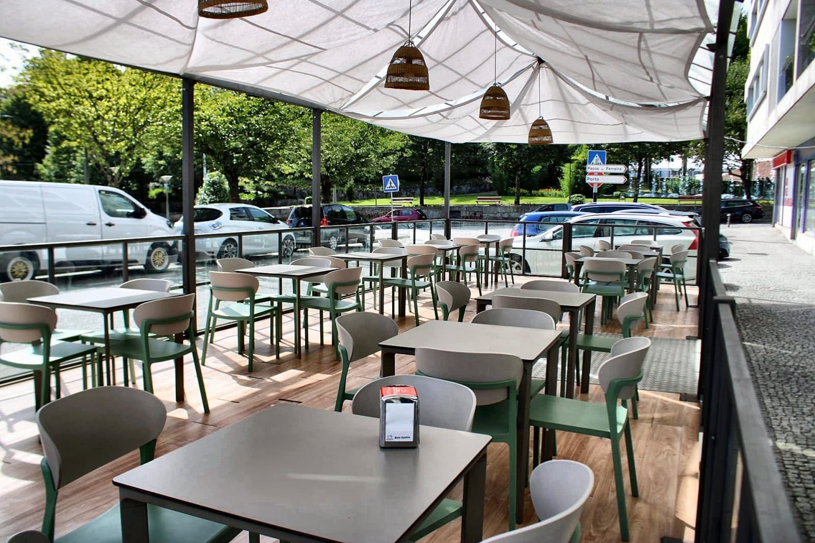 Mesas da esplanada do Natura Caffé em Lousada