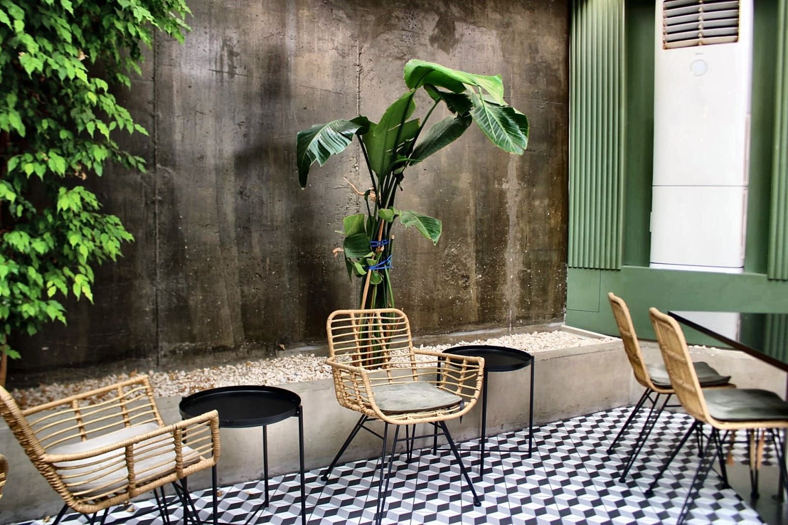 Esplanada coberta do Natura Caffé junto ao parque, em Lousada