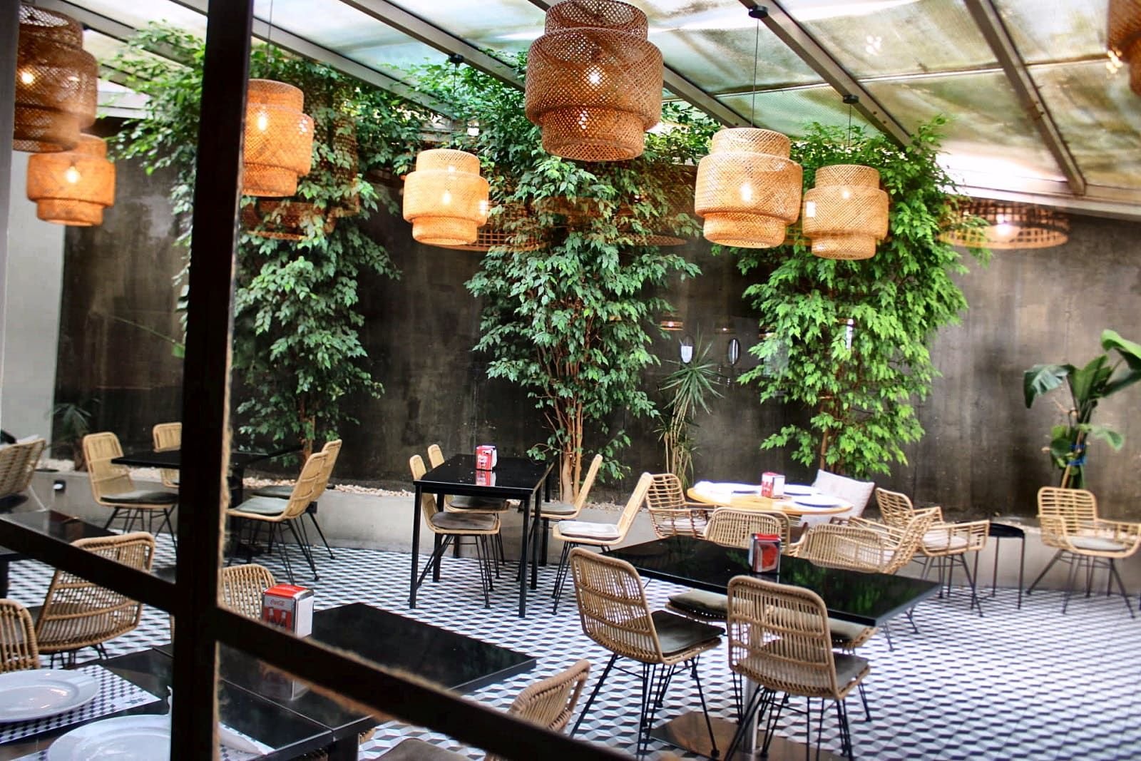 Pátio interior com plantas do Natura Caffé em Lousada