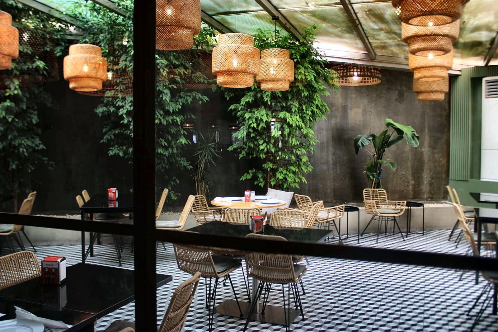 Jardim interior do café lounge Natura Caffé em Lousada