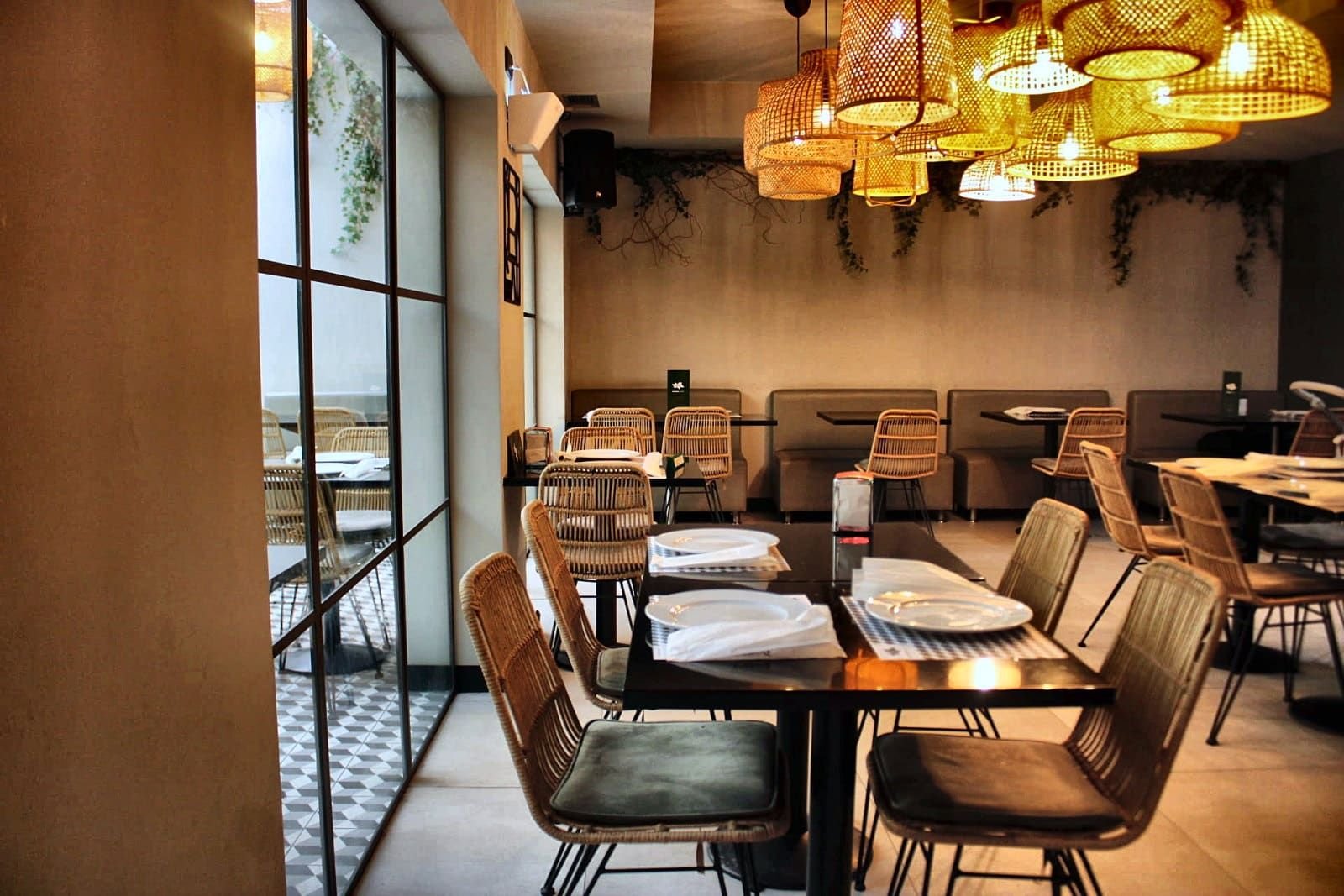 Sala do restaurante Natura Caffé em Lousada com mesas postas